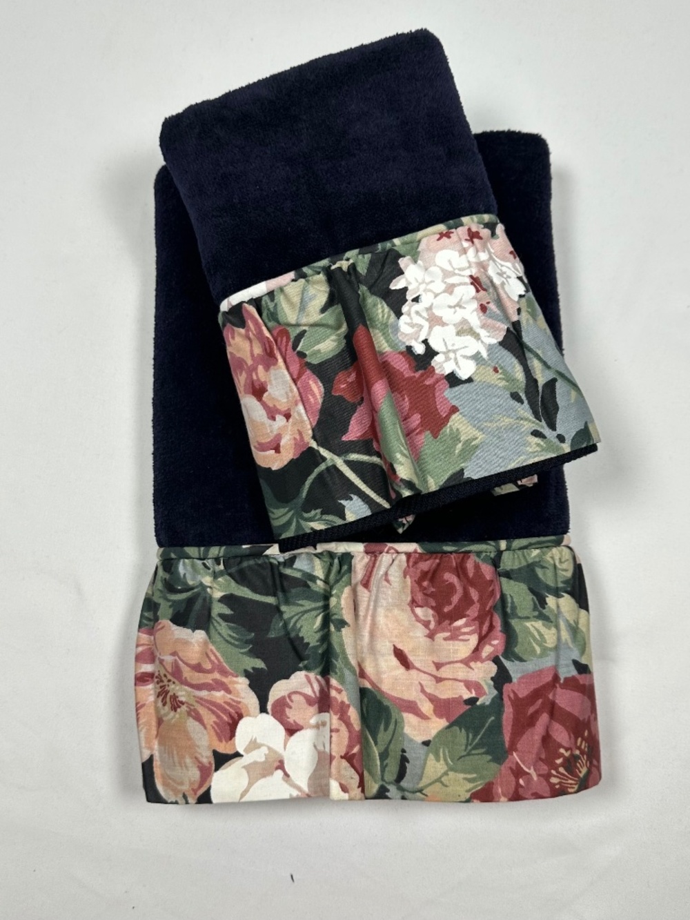 Avanti Look Vintage 1978 2 Pc. Towel Set Navy Black Floral Cabbage Rose Ruffle